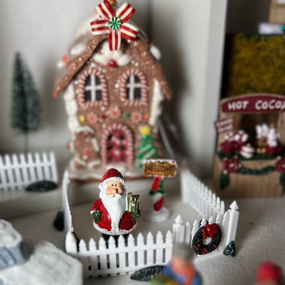 LIGHT UP CHRISTMAS TOWN FAIRY GARDEN GIFT SET - Picture 15 of 16